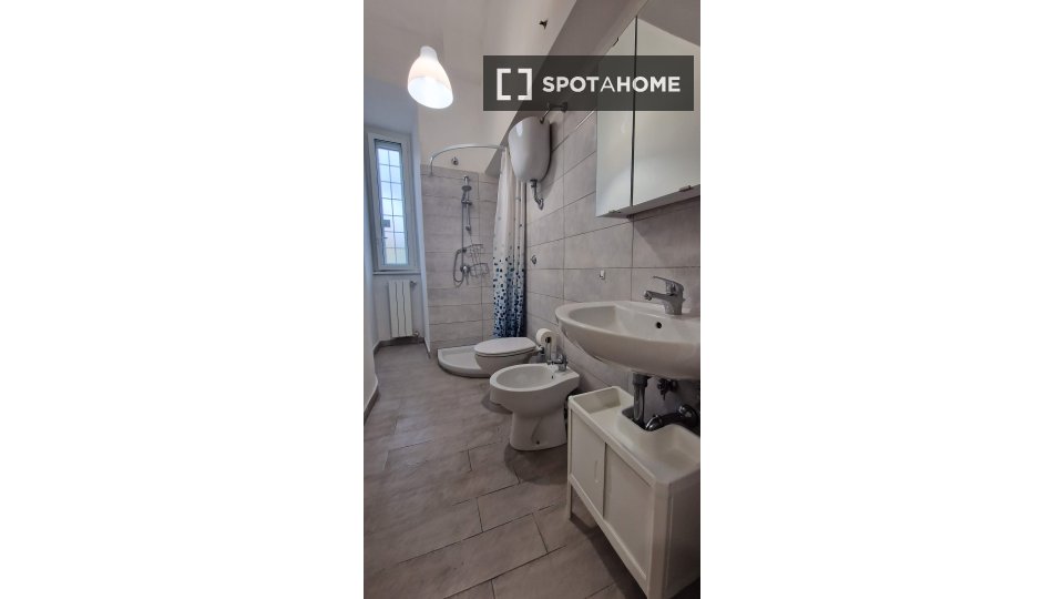 Immagine 8 di Camera condivisa in affitto  in Via Ostiense a Roma