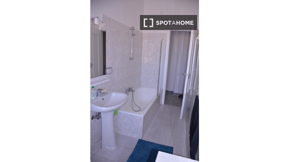 Immagine 7 di Camera condivisa in affitto  in Via Ingurtosu n a Cagliari