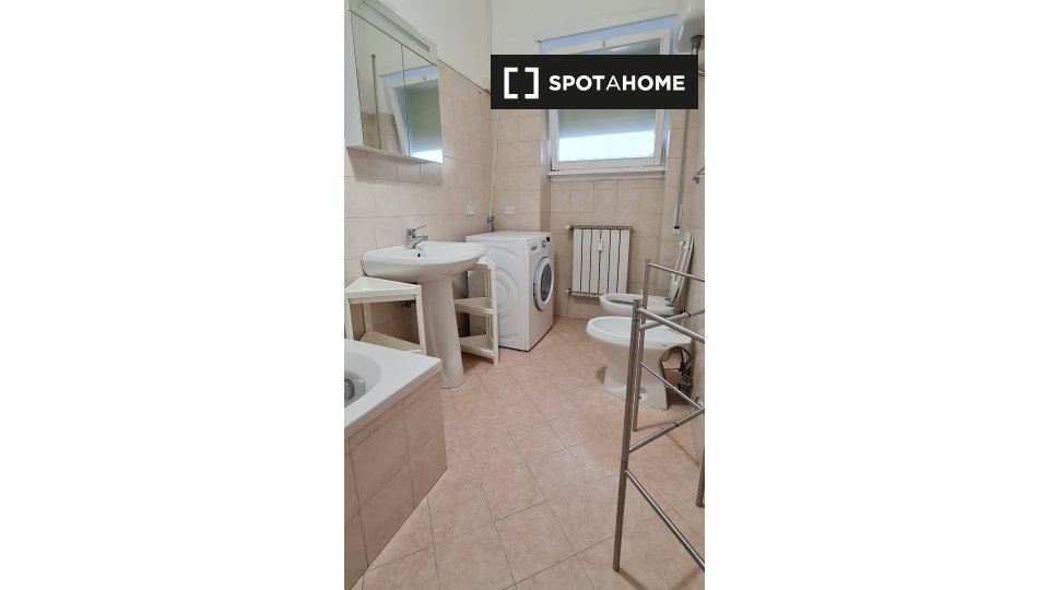 Immagine 14 di Camera condivisa in affitto  in Lungotevere di Pietra Papa a Roma