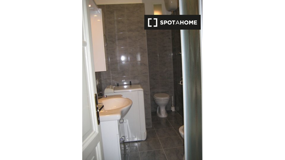 Immagine 7 di Camera condivisa in affitto  in Via degli Umbri a Roma