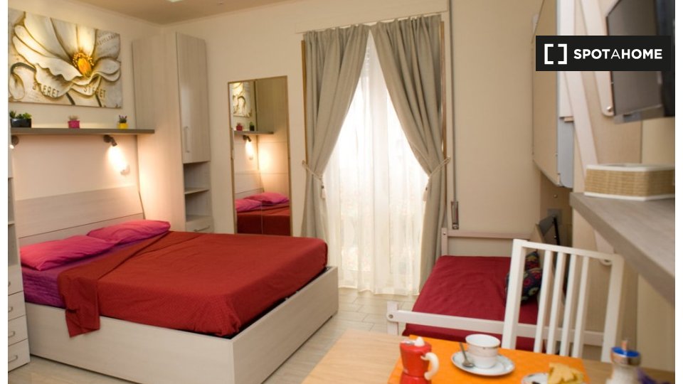 Immagine 12 di Camera condivisa in affitto  in Via Vetulonia a Roma