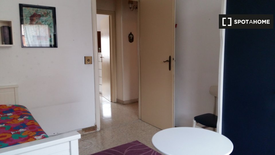 Immagine 3 di Camera condivisa in affitto  in Via Val Padana a Roma