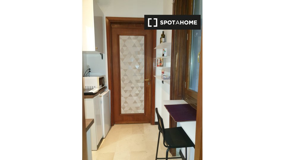 Immagine 19 di Appartamento in affitto  in Via dei Piatti a Milano