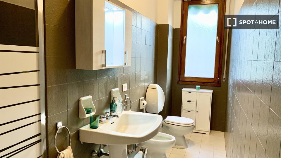 Immagine 18 di Camera condivisa in affitto  in VIALE F. REDI a Firenze