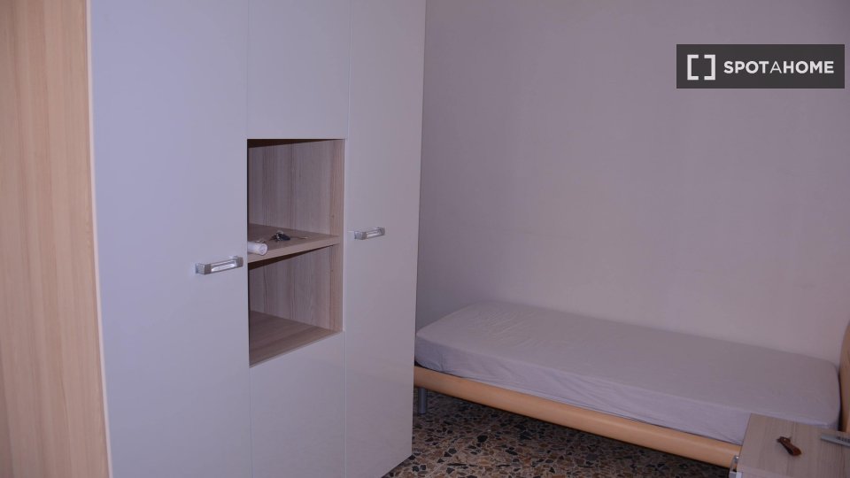 Immagine 10 di Camera condivisa in affitto  in Via Pola a Cagliari