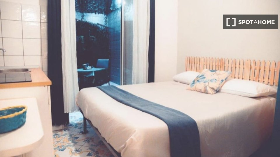 Immagine 2 di Camera condivisa in affitto  in Via Salvator Rosa a Napoli