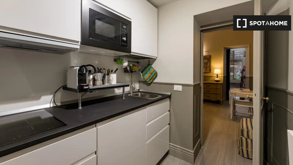 Immagine 5 di Appartamento in affitto  in Via della Frezza a Roma