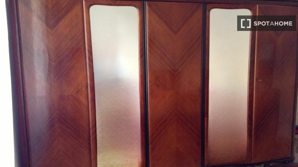 Immagine 15 di Camera condivisa in affitto  in Via degli Umbri a Roma