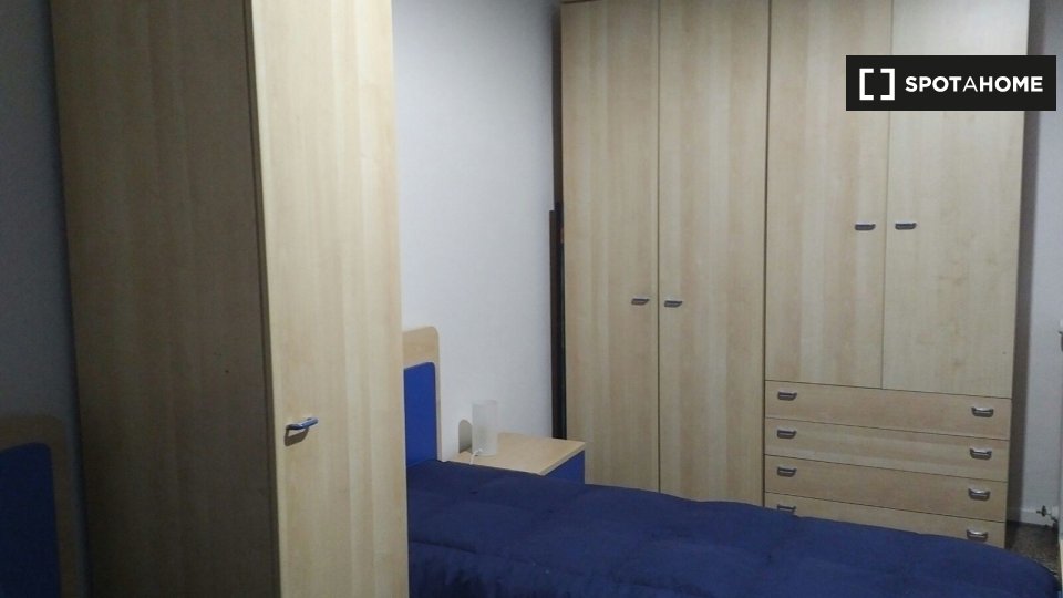 Immagine 17 di Camera condivisa in affitto  in Via Montevideo a Genova