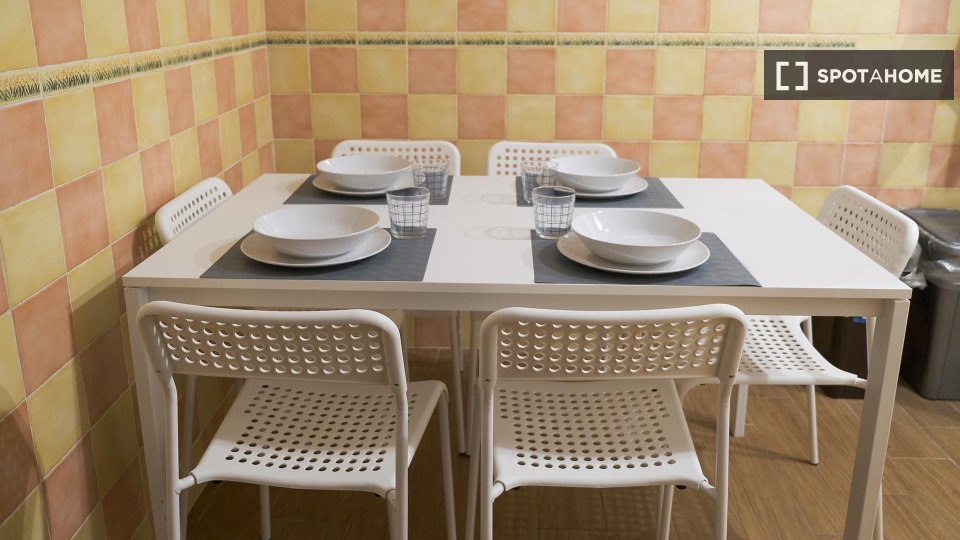 Immagine 7 di Camera condivisa in affitto  in Via Enrico Pessina n. a Napoli