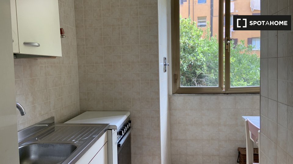 Immagine 10 di Camera condivisa in affitto  in Via degli Umbri a Roma