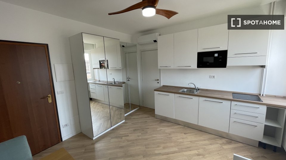 Immagine 17 di Ufficio in affitto  in Via Giambellino a Milano