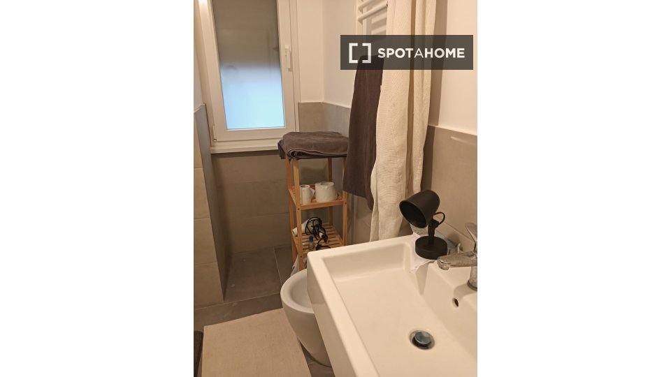 Immagine 11 di Camera condivisa in affitto  in Via Ippolito Nievo a Roma