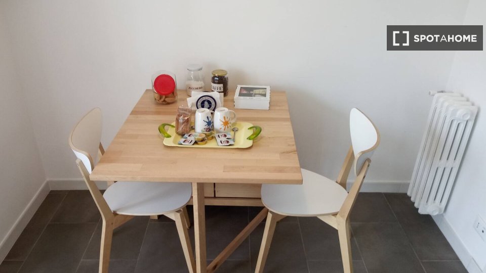 Immagine 12 di Camera condivisa in affitto  in Via dei Monti Lepini a Roma