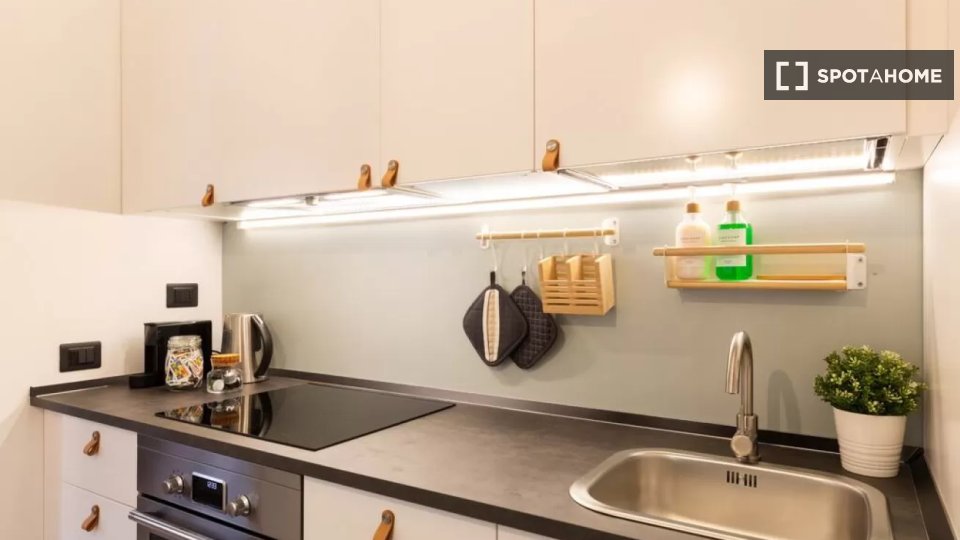 Immagine 5 di Appartamento in affitto  in Via Lario a Milano