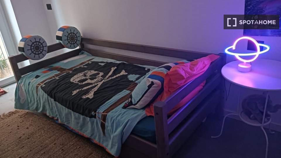 Immagine 15 di Camera condivisa in affitto  in Via Ippolito Nievo a Roma