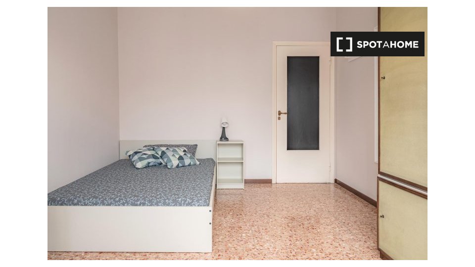 Immagine 6 di Camera condivisa in affitto  in Via Angera a Milano