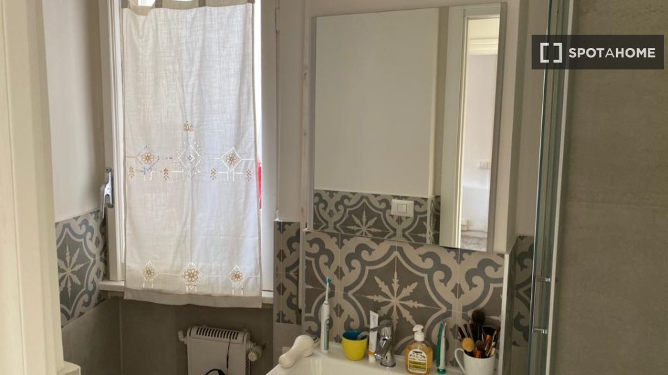 Immagine 8 di Camera condivisa in affitto  in Via Giulio Venticinque a Roma