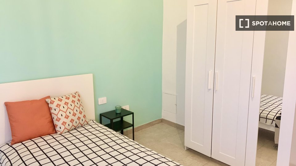 Immagine 3 di Camera condivisa in affitto  in VIALE F. REDI a Firenze