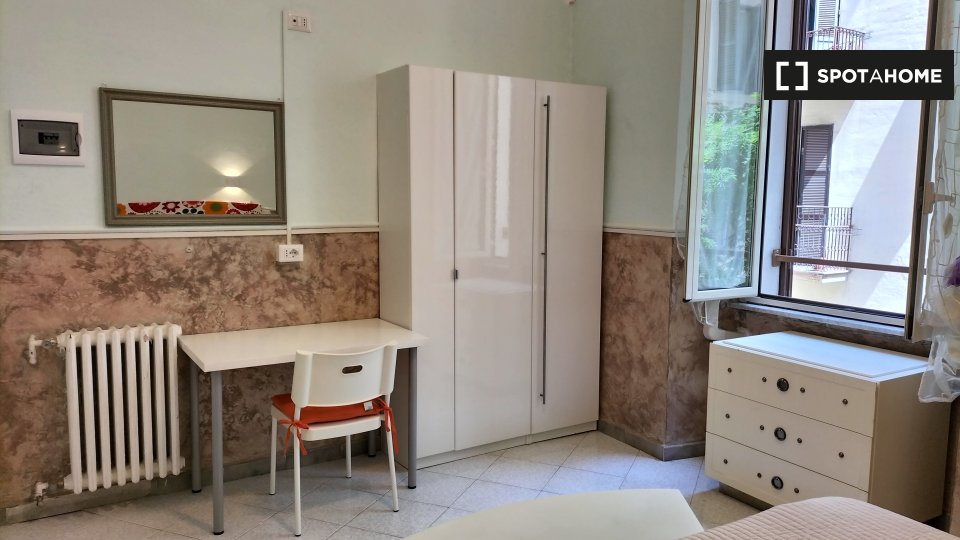 Immagine 2 di Camera condivisa in affitto  in Via Principe Amedeo a Roma