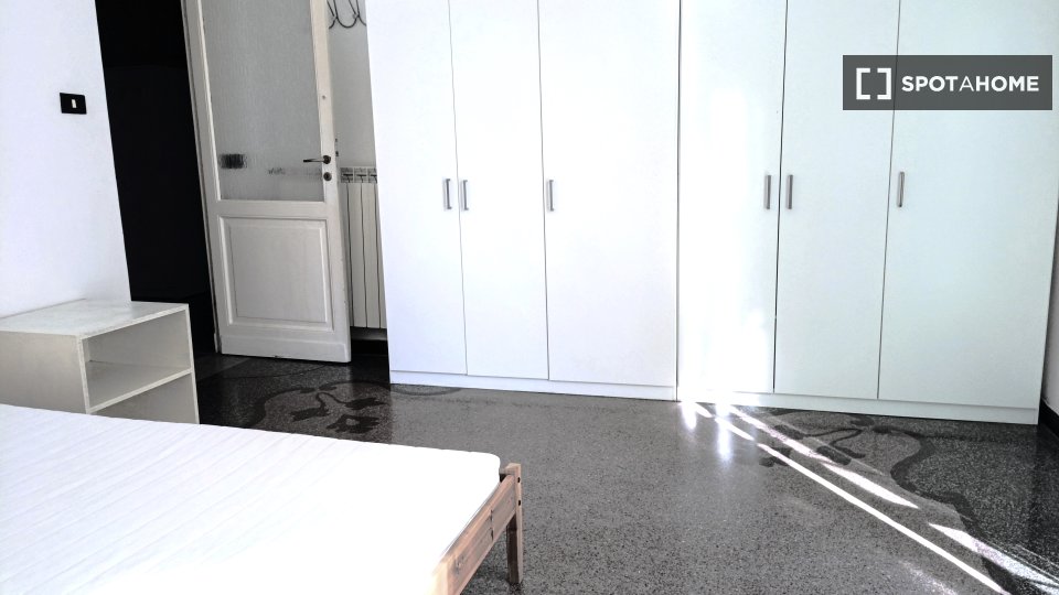 Immagine 17 di Camera condivisa in affitto  in Piazza Giovanni Martinez a Genova