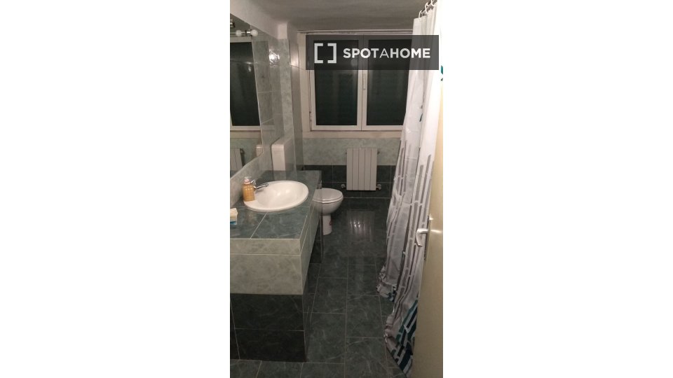 Immagine 4 di Camera condivisa in affitto  in Via Caffaro a Genova