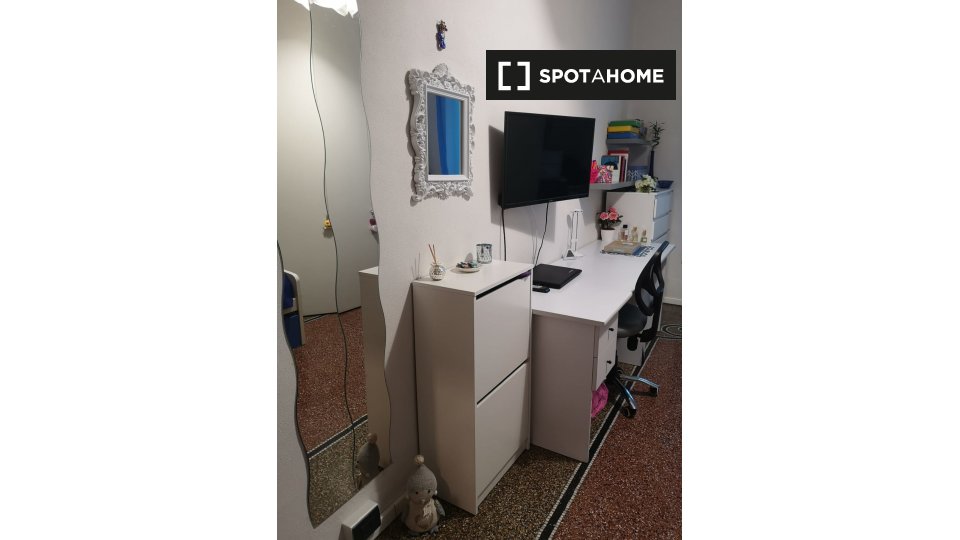 Immagine 2 di Camera condivisa in affitto  in Via Montevideo a Genova