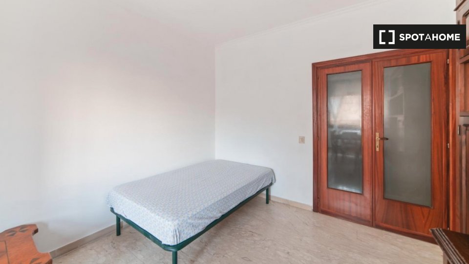 Immagine 6 di Camera condivisa in affitto  in Via Filippo Serafini, 00173 Roma RM, Italy a Roma