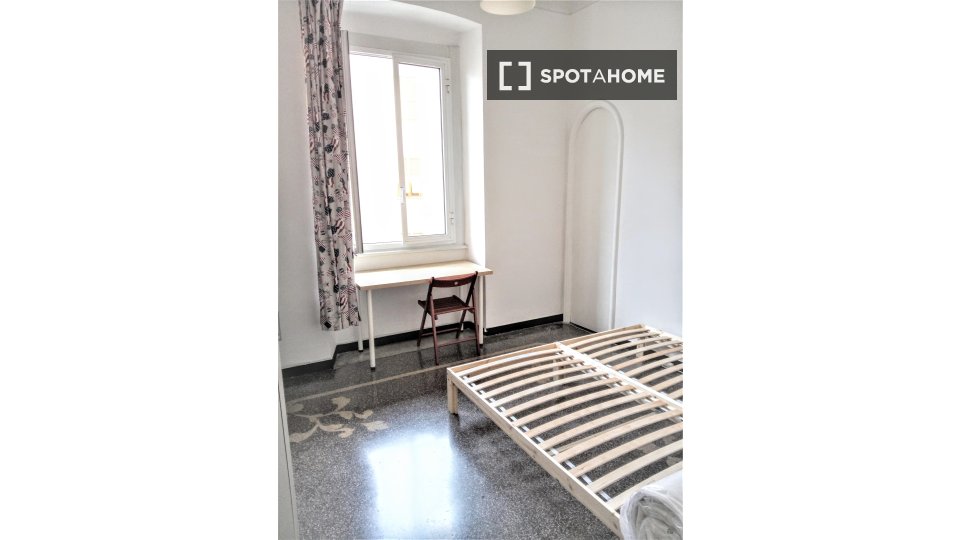 Immagine 1 di Camera condivisa in affitto  in Piazza Giovanni Martinez a Genova