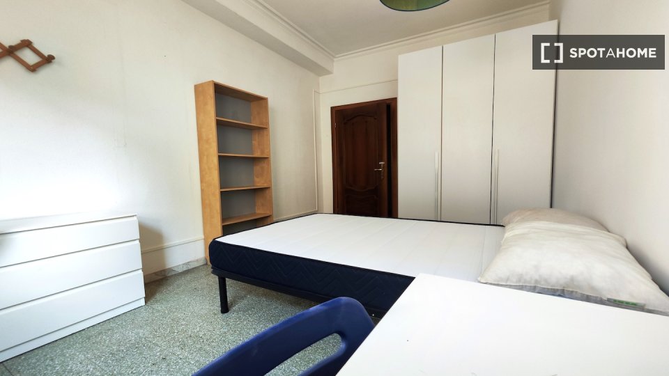 Immagine 3 di Camera condivisa in affitto  in Via Bisentina, 00139 Roma RM, Italy a Roma