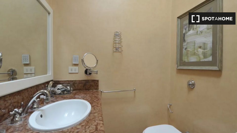 Immagine 16 di Appartamento in affitto  in Piazza S. Martino a Bologna