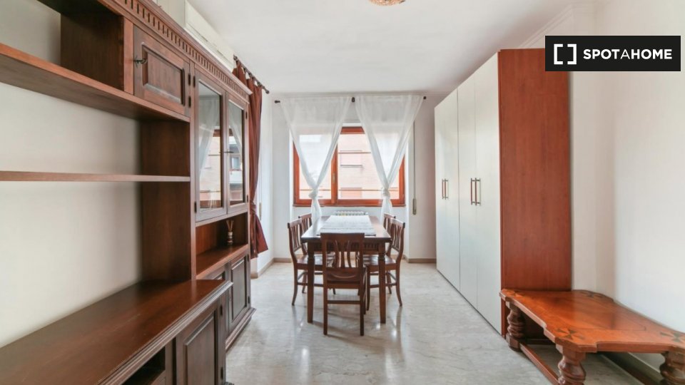 Immagine 3 di Camera condivisa in affitto  in Via Filippo Serafini, 00173 Roma RM, Italy a Roma