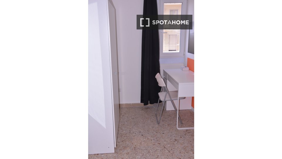 Immagine 16 di Camera condivisa in affitto  in Via dei Giudicati n a Cagliari