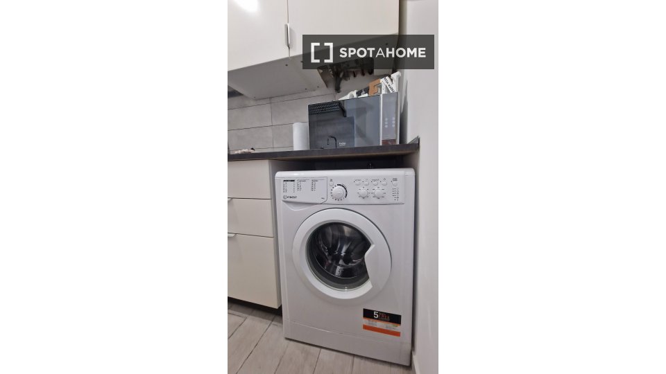 Immagine 9 di Camera condivisa in affitto  in Via Ostiense a Roma