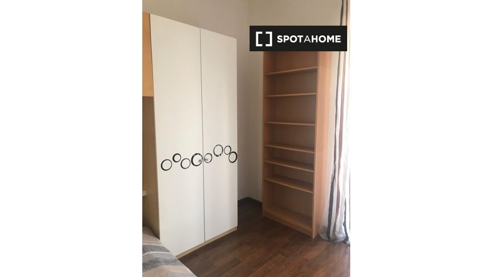 Immagine 4 di Camera condivisa in affitto  in Via Francesco Baracca a Roma