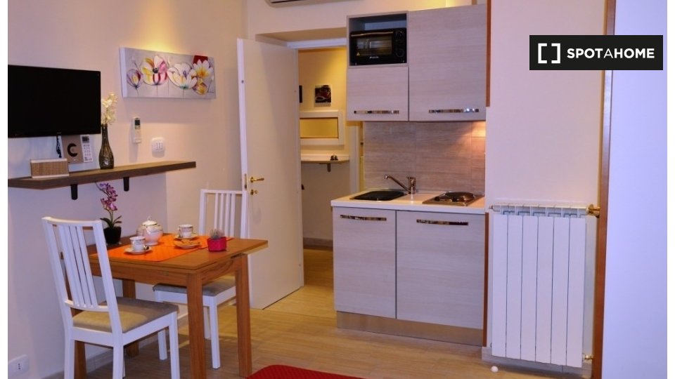 Immagine 6 di Camera condivisa in affitto  in Via Vetulonia a Roma