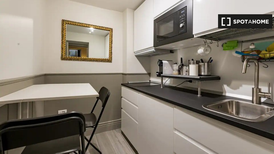 Immagine 8 di Appartamento in affitto  in Via della Frezza a Roma