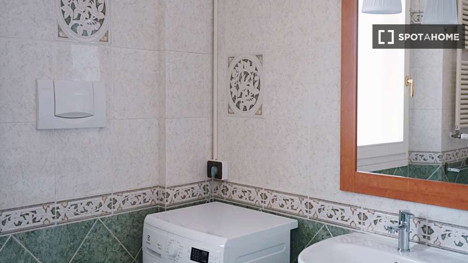 Immagine 17 di Camera condivisa in affitto  in Via Santa Croce a Bologna