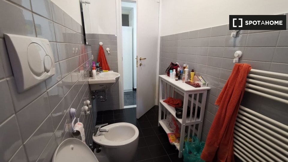 Immagine 16 di Camera condivisa in affitto  in Via Venezia a Genova