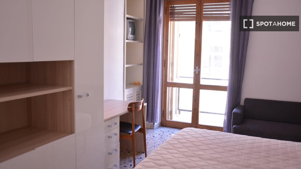 Immagine 15 di Camera condivisa in affitto  in Via Pola a Cagliari