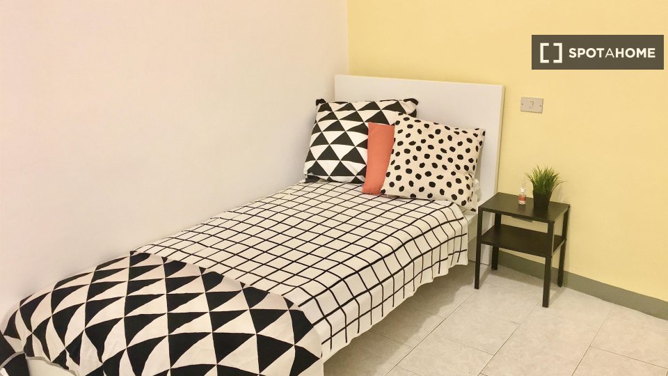 Immagine 2 di Camera condivisa in affitto  in Via del Ponte Rosso a Firenze