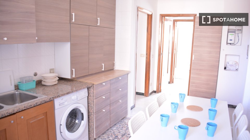 Immagine 3 di Camera condivisa in affitto  in Via dei Passeri a Cagliari