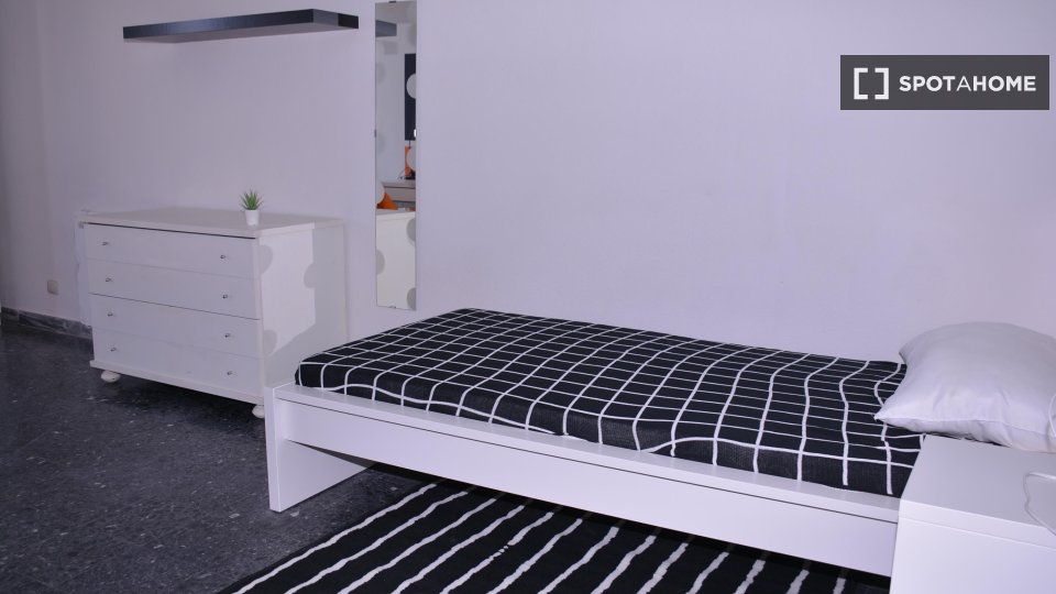 Immagine 18 di Camera condivisa in affitto  in Via Ingurtosu n a Cagliari