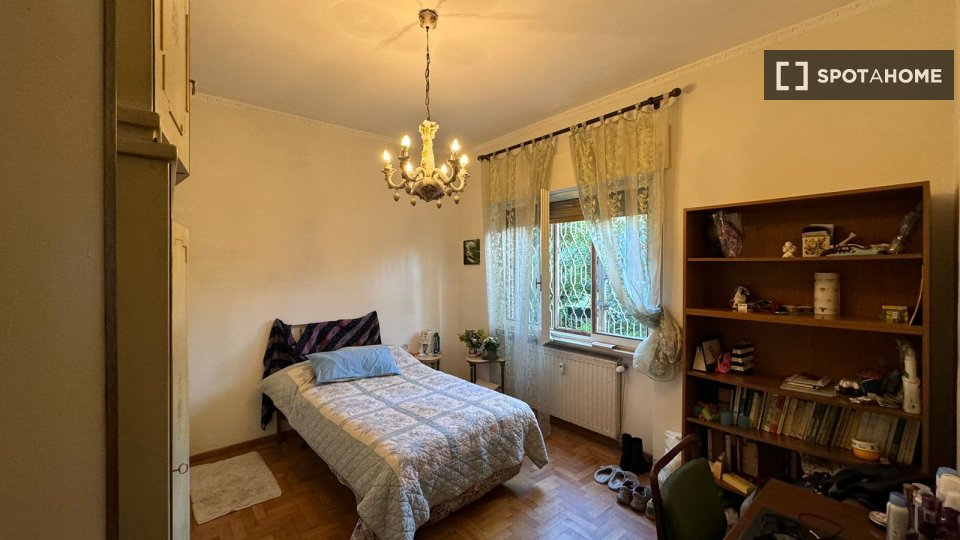 Immagine 3 di Camera condivisa in affitto  in Via Claudio Achillini a Roma