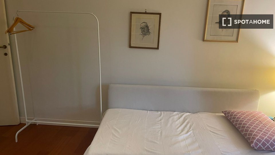 Immagine 4 di Camera condivisa in affitto  in Via Emilio de Marchi a Roma