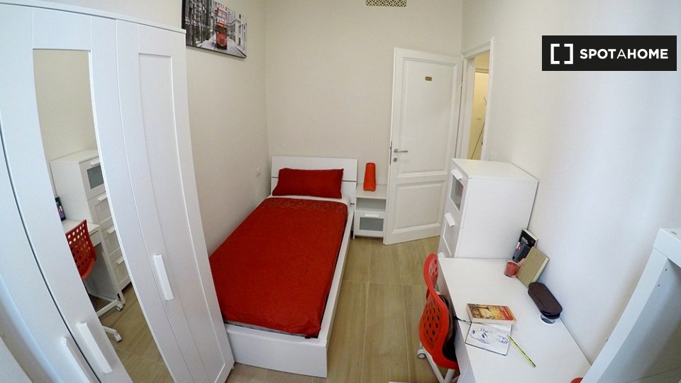 Immagine 16 di Camera condivisa in affitto  in Via della Cernaia a Firenze