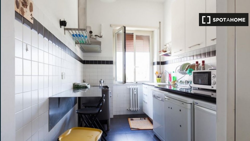 Immagine 4 di Camera condivisa in affitto  in Via Filippi, 00146 Roma RM, Italy a Roma