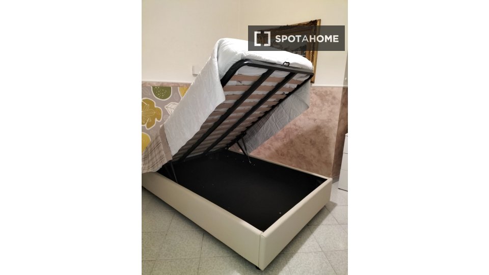 Immagine 12 di Camera condivisa in affitto  in Via Principe Amedeo a Roma