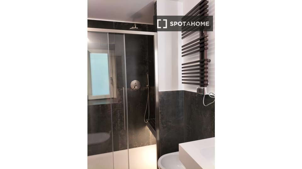 Immagine 19 di Camera condivisa in affitto  in Via S. Luca a Genova