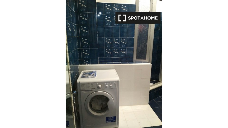 Immagine 15 di Camera condivisa in affitto  in Via Montevideo a Genova